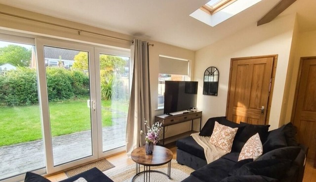 Modern-5BR | 2 Baths |Parking |Great for Groups | By The Home Makers Hub