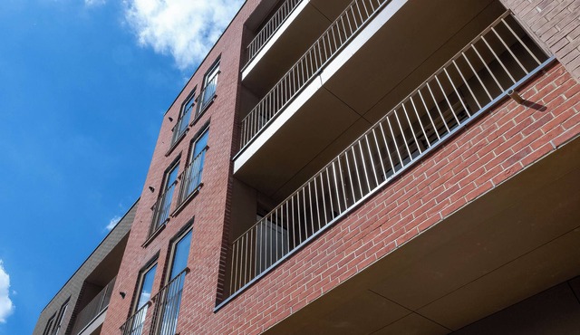 Modern Apts with Balcony in Mitcham