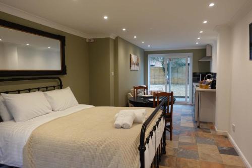 Modern Bicester Studio Self-Contained with Parking