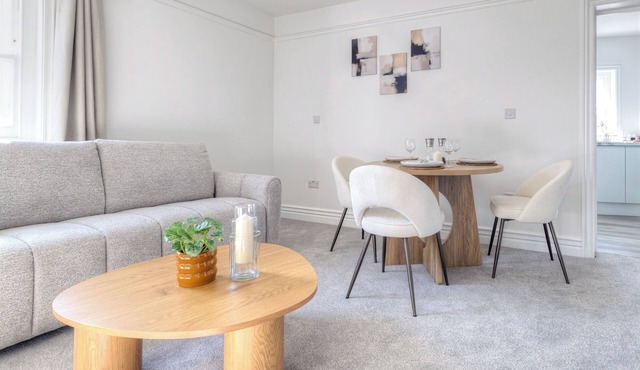 Modern central 2-Bed Apartment | Parking | Sleeps 5 | Near London Links