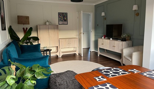 Modern Classic 2 Bed Apartment Near Graves Park
