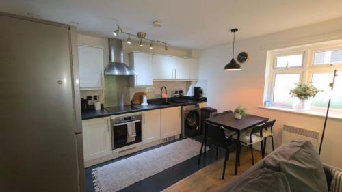 Modern Ground Floor Flat With Free Parking - 2 Double Bedrooms and Juliette Balcony