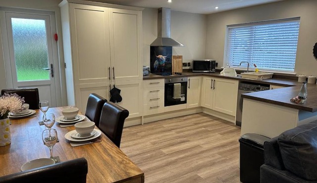 Modern, newly built 2 bedroom bungalow with free parking, sleeps 6