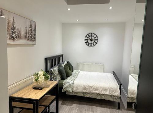 Modern Studio flat with free parking in Langley Marish