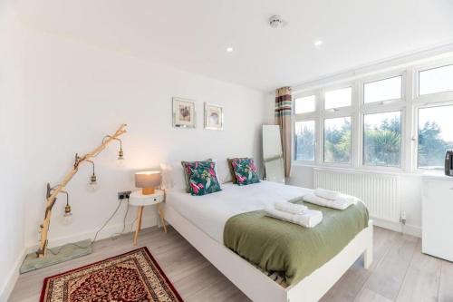 Modern Surrey Studio - Easy Access to London