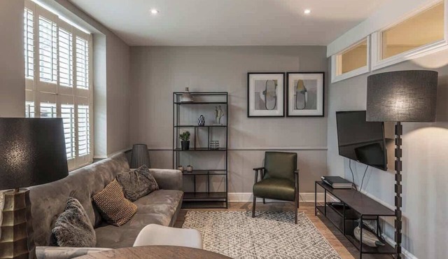 Nelson East: Central, modern 1 bed apartment