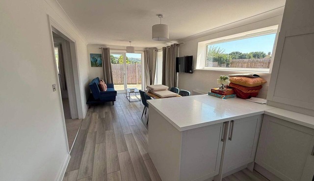 New 2BR Open Plan Bungalow With Free Parking