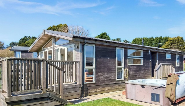 New in 2017. Spacious and luxurious lodge.