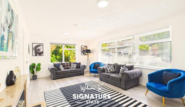 NEW Modern & Spacious Home in Oadby By Signature Stays - FREE Parking