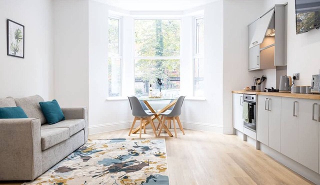 NEW Spacious Flat Ideal for Business Sleeps 4
