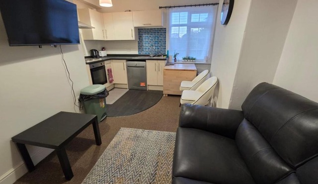 Newly Renovated 2 Bed Flat - Free Parking in Oadby