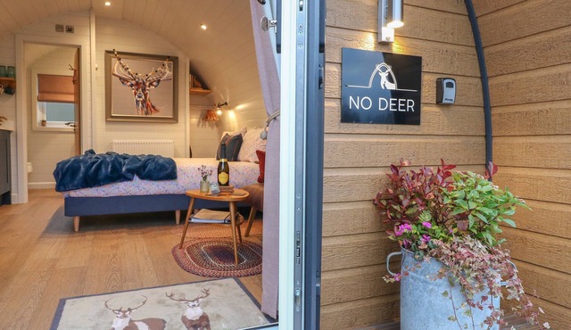 NO DEER, romantic, with hot tub in Ashbourne