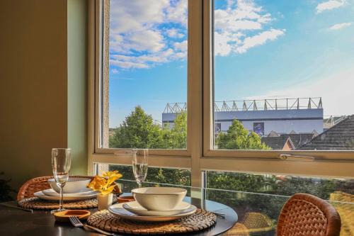 Noah Suite I Central 2BR I Sleeps 6 I Close to Cardiff Football Stadium I Cardiff City Centre I Principality Stadium I Cardiff Castle I WiFi I Parking and Easy Access to Barry Island