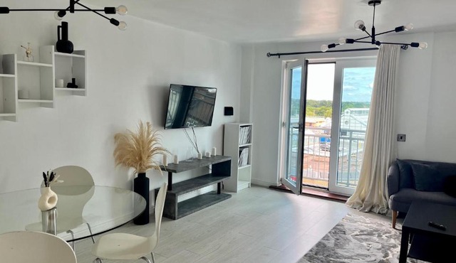 Pass the Keys Central 2 Bed flat in Edgeware with Parking