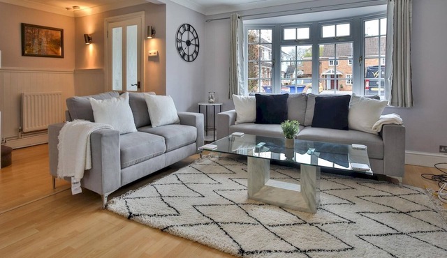 Pass the Keys | Spacious 4 Bed by River Thames Old Windsor