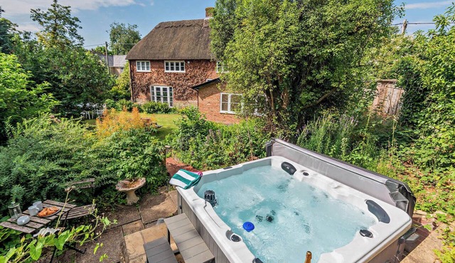Pear Tree Cottage Thatched 4 Bed Luxe Home Hot Tub