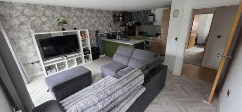 Pet Friendly 2-Bed Apt Sleeps 3 with Parking