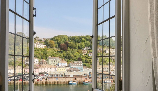 PIXIE COTTAGE, pet friendly, character holiday cottage in Looe