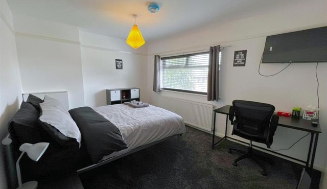Quiet 2-Bed with Private Garden and Drive