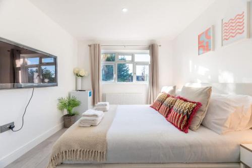 Quiet & Modern Studio in Epsom EV Charger
