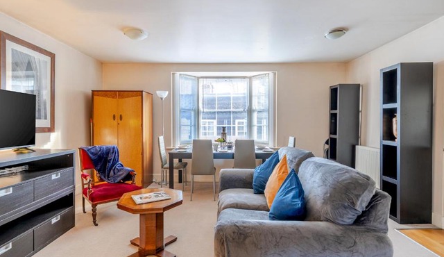 Retro Art Deco 2Bed with Parking in Thames Ditton - Pass the Keys