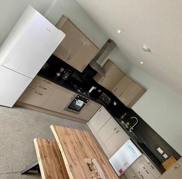 Riverside Townhouse - Sleeps 10 - Parking & Pets - Coast Serviced Apartments - Enquire for Trade & Long Stays