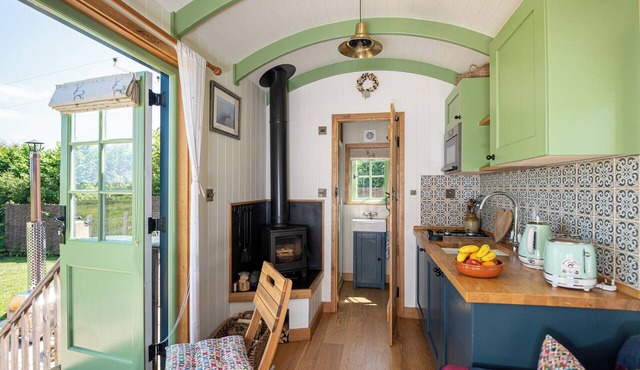 Romantic Shepherd Hut and Private Hot Tub Retreat