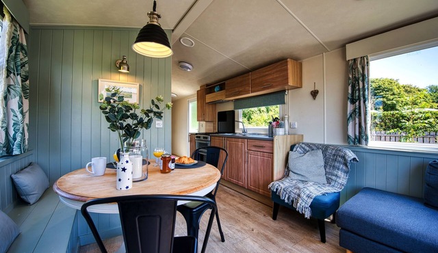 Scrumpy Duck, with private garden, sleeps 6 in coastal village
