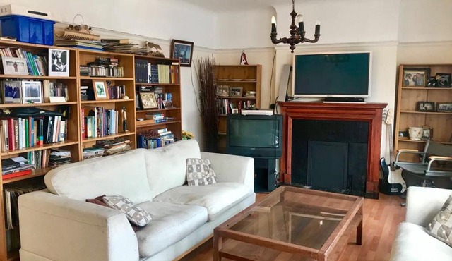 Self contained budget 3 bed flat with your own front door, three double rooms, Sleeps six,fifteen pounds per night each in Edgware