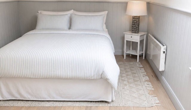Sleeps2-WatersideStudio-RiverViews-25minToHeathrow