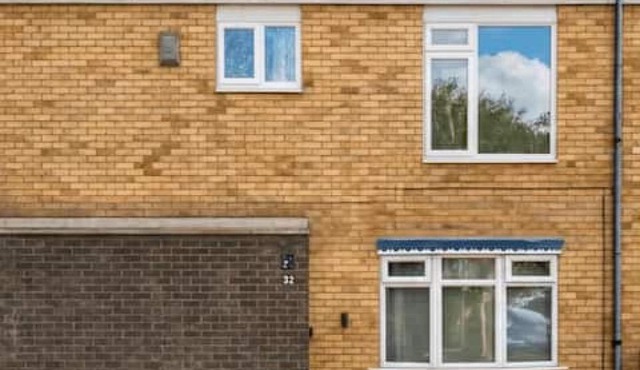 Spacious 2 bed home with Parking and Free Wifi