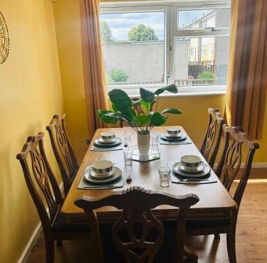Spacious, 3 double bedroomed, free parking, 9 mins Elland Rd, nr Leeds City Centre