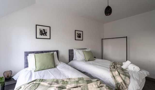 Spacious 3BR Apartment, Near Gerrards Cross, Free Parking, Fast WIFI