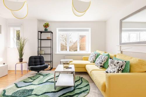 Spacious 4-Bed Home with Workspace