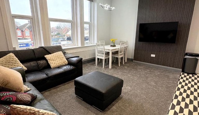 Spacious 4 Bed Retreat, 2 Bath, Sleeps 8 plus 2, Beach, Bars, Dinning, Shops, Golf, for Groups, Contractors or Families