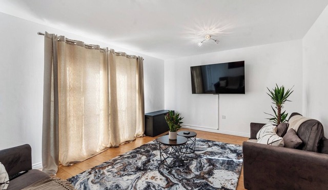 Spacious 4-Bed Home Near City Links