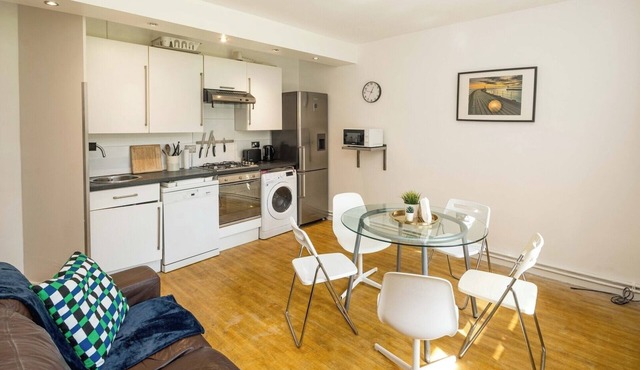 Spacious 5-Bed Home near Stockwell Tube Station