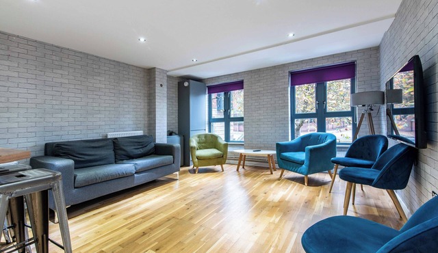 Spacious 6-Bed Apartment in City Centre