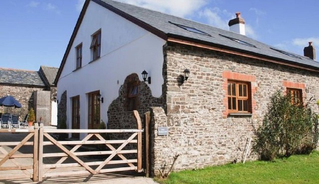 Spacious and Characterful 2 bedroom Detached Barn Conversion close to coast.