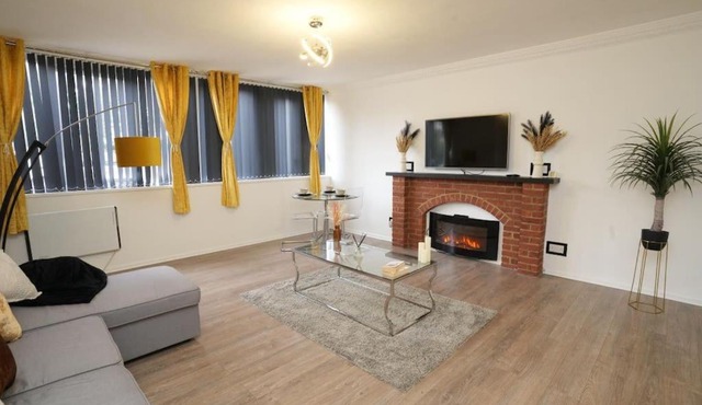 Spacious Apartment - Long stays welcome