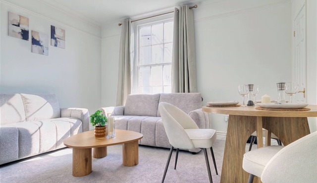 Spacious Central 2-Bed Apartment | Parking | Sleeps 5 | Family Friendly