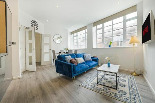 Spacious Central Brighton BN1 Apartment City Centre ,3 Min Walk to Beach,Near The Lanes ,Cafes, Fast WiFi, Sleeps 4 ,Long Stays Welcome
