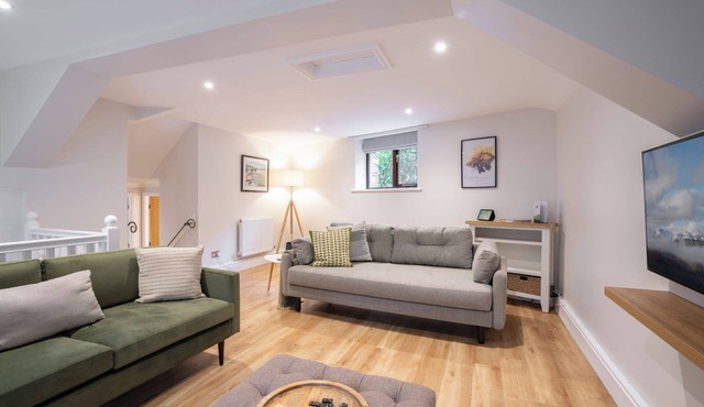 Spacious Detached property with Waterfall View