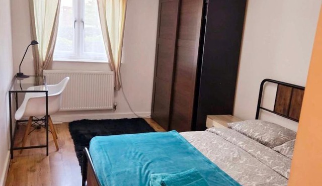 Spacious Entire 2 Bedroom Apartment Near Croydon London