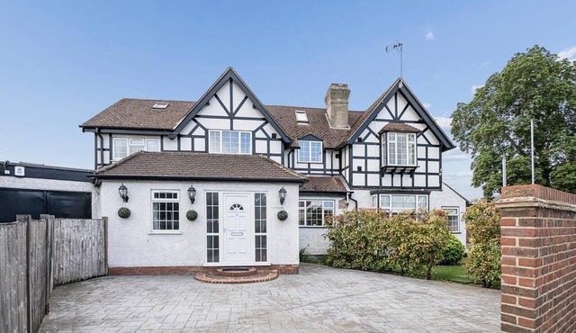 Spacious & Light Family Home, Garden & Parking - Pass the Keys