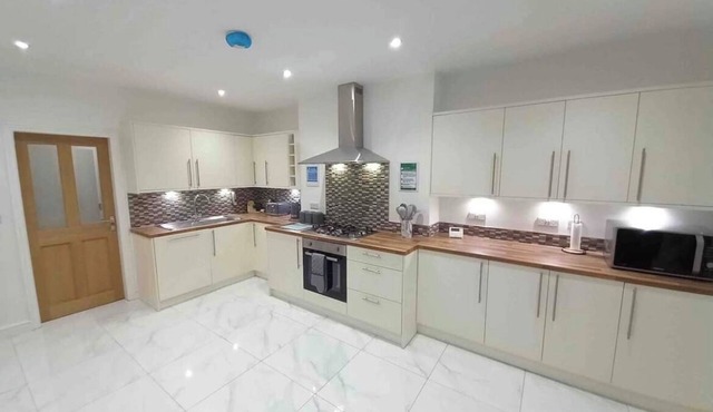 Spacious & Modern 4 Bedroom Holiday Home Gwynedd