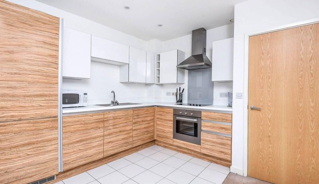 Spacious, Modern Close to Transport Links