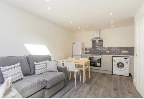 Spacious Three Bedroom City Centre Flat with Courtyard