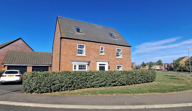 Sprawling 7-Bed Retreat in the Heart of Warboys