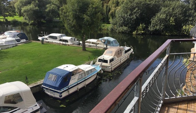 St Neots Riverfront 3-Bed House with Balcony in Saint Neots